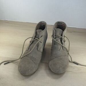 Tom's‎ Colette Taupe Women's Wedge Ankle Boots Size 6 Lace Up Confort Round Toe